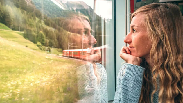 Frau verreist mit der Bahn