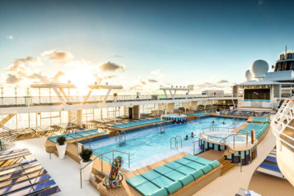 Mein Schiff Pool an Deck