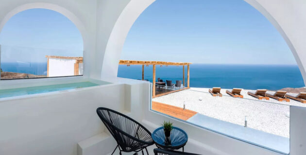 Santorini Leon Luxury Suites