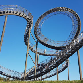 Zu Fuß durch ’ne Achterbahn: 2 Tage Duisburg zum coolen Tiger & Turtle – Magic Mountain mit Hotel ab nur 35€