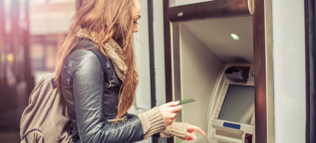 Geld abheben automaten frau