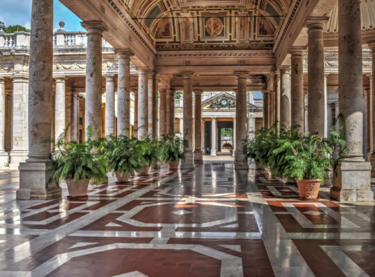 Italien Gang mit Pflanzen in Montecatini Terme, Toskana