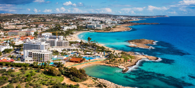 Ab in die Sonne: 8 Tage Zypern ins TOP 4* Hotel mit herrlichem Blick, Frühstück, Flug & Transfer ab 592€