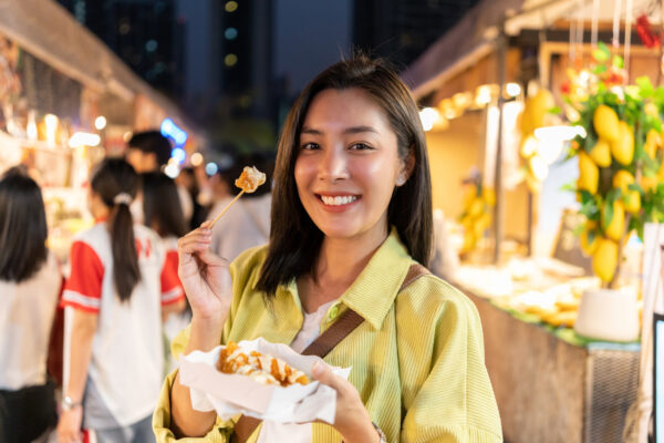Street Food auf einem Nachtmarkt in Bangkok