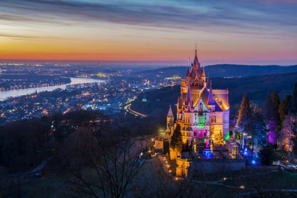 Bonn Drachenburg bei Nacht angeleuchtet.