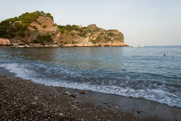 Der Steinstrand Spiaggia di Isola Bella in Taormina, Italien