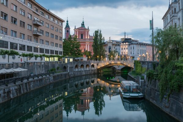 dies ist ein schild Sicht über den Fluss auf die Altstadt von Ljubljana.
