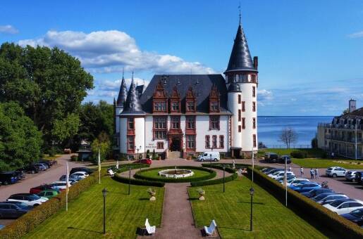 Außenansicht auf das Schlosshotel Klink an der Müritz