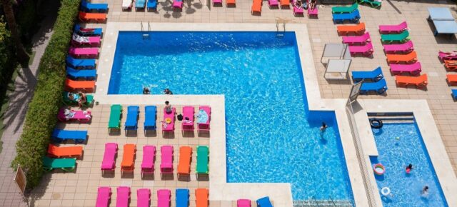 Familienurlaub in Spanien: 6 Tage Costa Barcelona inkl. 4* Hotel, Halbpension, Transfer & Flug nur 1492€ pro Familie