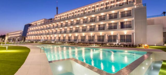 Familienurlaub an der Costa Brava: 5 Tage im TOP 4* Hotel mit Frühstück, Flug & Extras NUR 1320€ für die ganze Familie