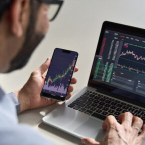 Business-Mann beim Trading