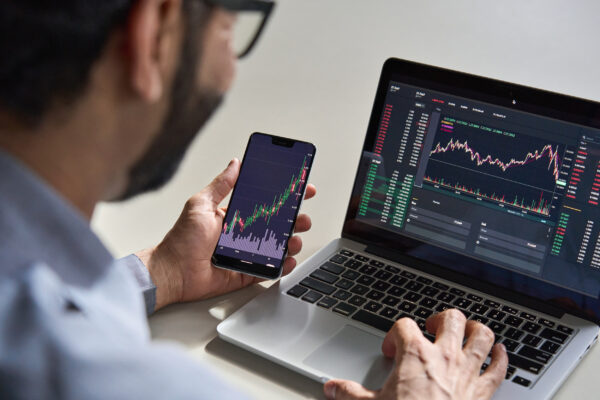 Business-Mann beim Trading