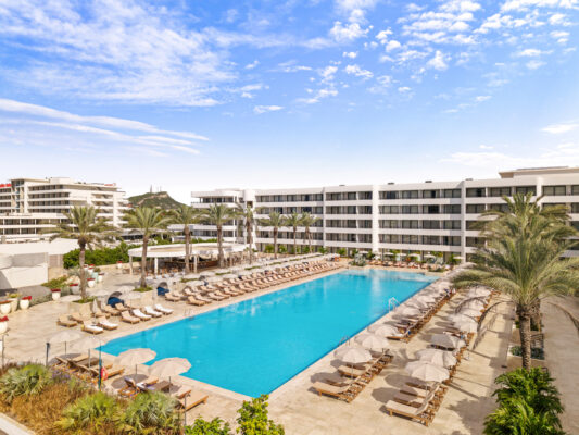 Pool des The Rif Hotel auf Curacao