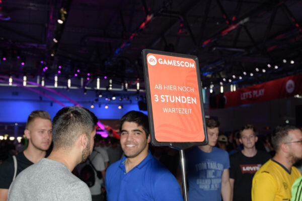 Deutschland Köln Gamescom Warteschlange