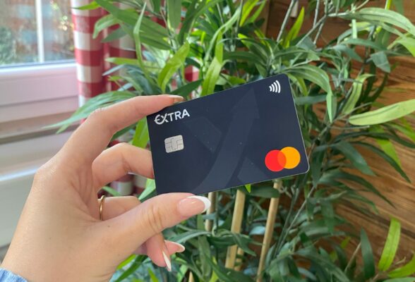 Extra Karte Mastercard Kreditkarte zwischen Fingern
