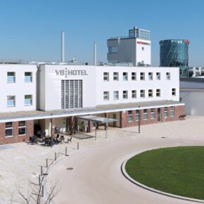 Das perfekte Geschenk für Autofans: 2 Tage im V8 HOTEL Motorworld Region Stuttgart