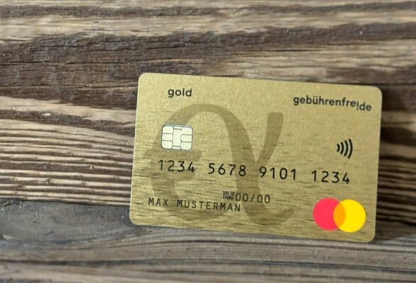 Advanzia Mastercard Gold Kreditkarte auf Holztisch Urlaubstracker Bild