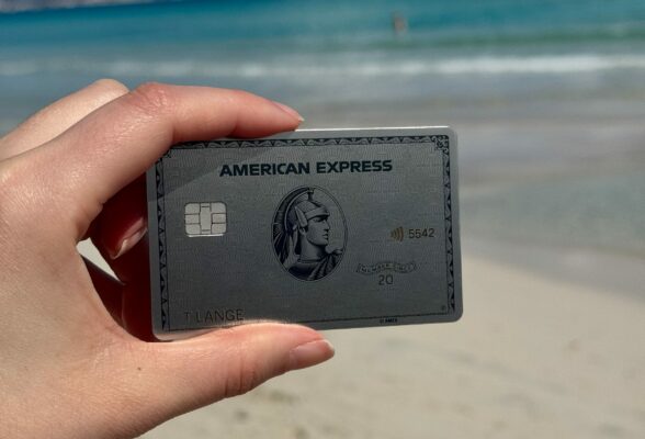 American Express Platinum Kreditkarte zwischen Fingern