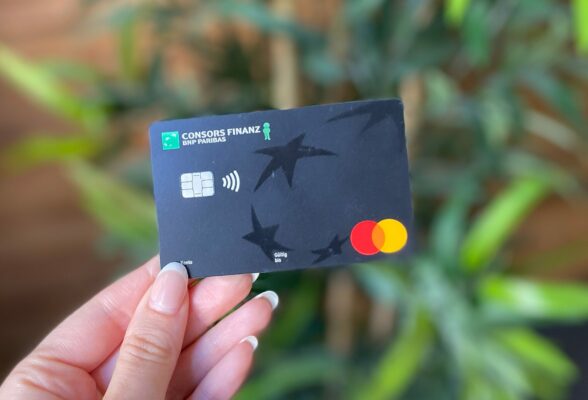 Consors Finanz Mastercard Kreditkarte zwischen Fingern