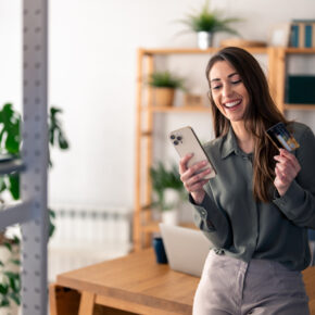 Frau mit Kreditkarte ist glücklich