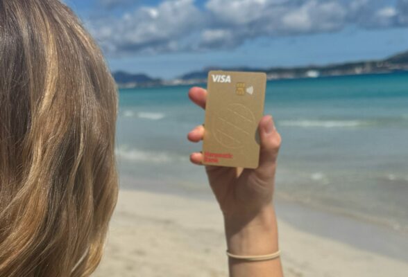 Hanseatic Bank GenialCard in Hand am Strand