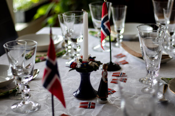 Norwegen gedeckter Tisch mit Nationalflaggen