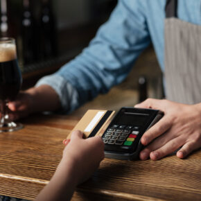 Bezahlen in England: Die besten kostenlosen Kreditkarten im Vergleich