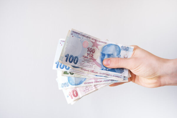 Hand mit Lira Banknoten Geldscheine