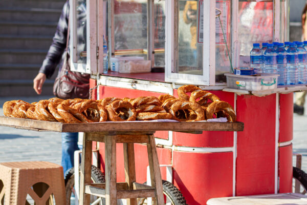 Straßenstand mit Simit und Wasser in der Tuerkei