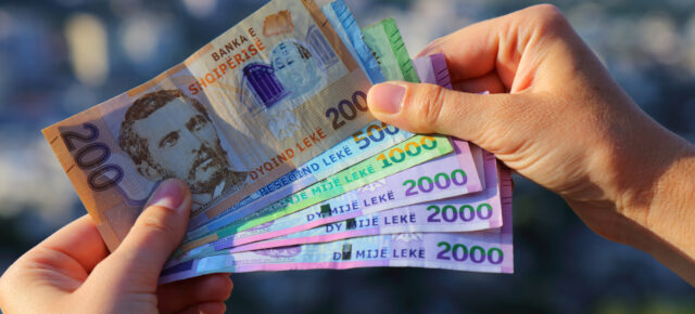 hand mit albanischer waehrung lekk all scheine
