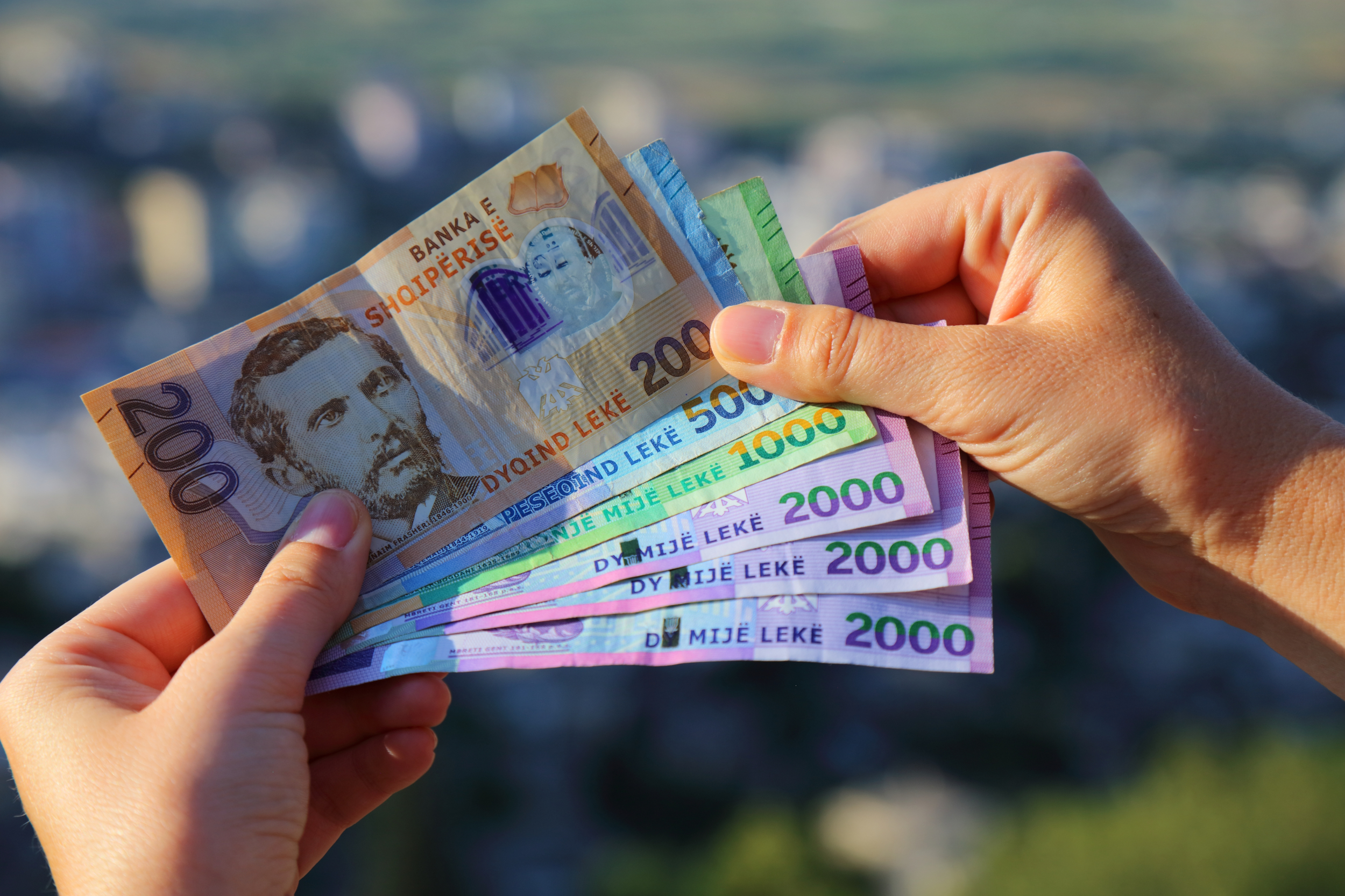 Bezahlen in Albanien: So vermeidet Ihr Kosten