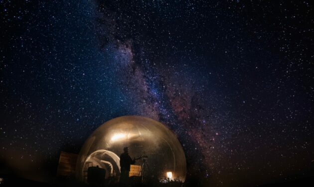 Das Bubble Tent unter dem Sternenhimmel.