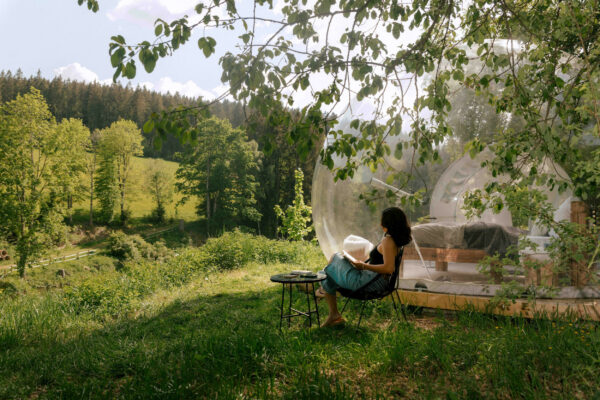Ein Bubble Tent mitten in der Natur.
