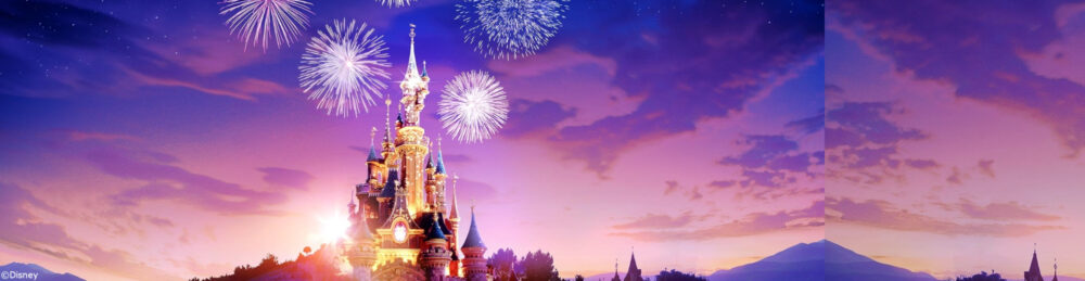Das bekannte Disney-Schloss in bunten Farben vor malerischem Sonnenuntergang mit Feuerwerk