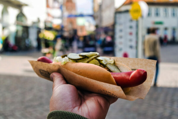 Dänischer Hotdog in einer Hand
